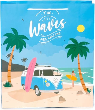 Als je uit cadeau tassen moet kiezen dan is dit de juiste! Een grote en ruime tas met een prachtige print van een volkswagen op het strand tussen de palmbomen in! Een geweldig tasje om cadeau te geven met leuke spullen erin.