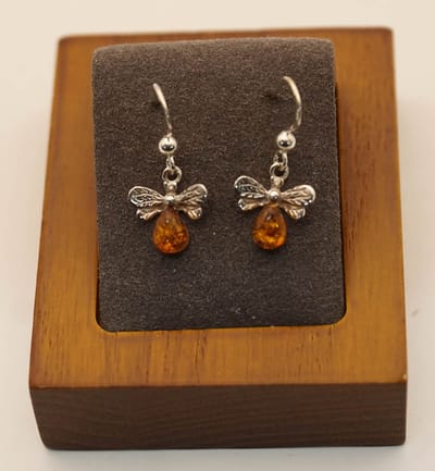 Sterling zilveren oorhangers bij met lijfje van een amber steen - Zilveren oorbellen bij met amber steen - prachtige bijen oorhangers - insekten oorbellen van 925 zilver