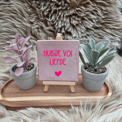 Robuust Wenstegeltje – Huisje vol liefde – Hip trendy tegeltje – 10x10 cm – Leuk Cadeau voor Vriendin, Zus, Juf, Collega of zomaar voor jezelf – Stijlvolle Woondecoratie – Trendy nu