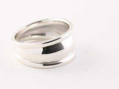Brede hoogglans zilveren ring met ribbels - maat 17