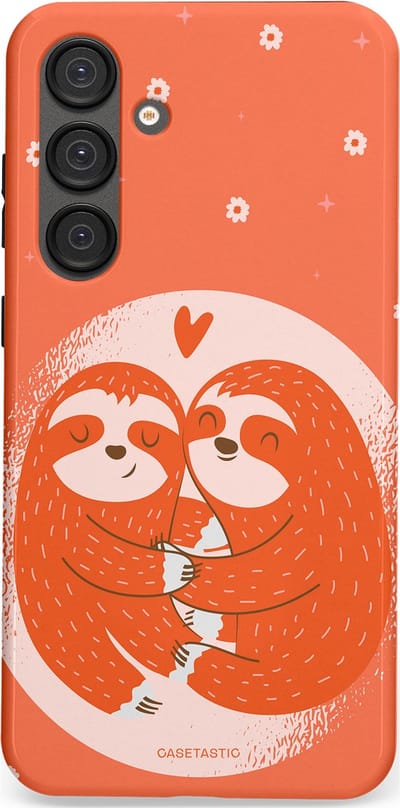 Casetastic Hoesje Geschikt voor Samsung S25 Plus - Stijlvolle Beschermende Duo-layer Case - Oranje Pastel Roze Liefdes Koppel Luiaard