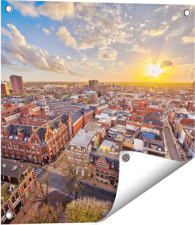 Gards Tuinposter Groningen Stad bij Zonsondergang - 50x50 cm - Tuindoek - Tuindecoratie - Wanddecoratie buiten - Tuinschilderij
