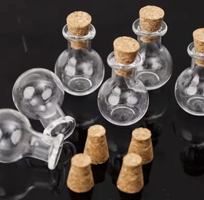 6 Stuks Mini Glazen Flesjes 2,5 x 1,7cm met kurk - Decoratie - Poppenhuis inrichting - Schaal 1/12 - Potjes