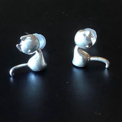 GoedeDoelen.Shop | Oorbellen matzilver (925) Kat zittend | Oorbellen Met Kat | Oorbellen. Met Poes | Oorsterkers | Zilveren Oorbellen | Cadeau | Wellness-House
