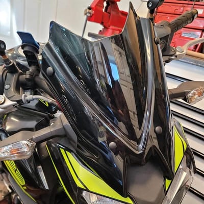 Z 650 PC Plastic Flyscreen Windscherm met Montagebeugel - Bescherming tegen Wind en Verhoogde Aerodynamica voor Kawasaki Z650 2020 2021 (Rookkleur)