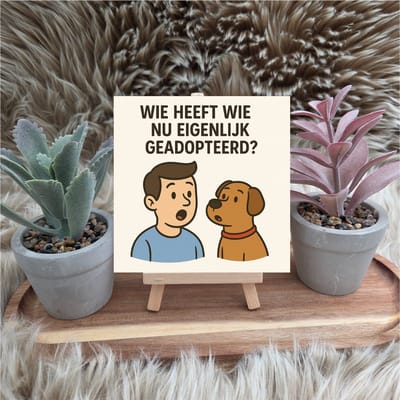 Wenstegeltje " Wie heeft wie nu eigenlijk geadopteerd?" – Cadeau voor hondenliefhebbers – Zomaar – Spreuktegel – Stijlvolle Woondecoratie met Boodschap – Trendy nu– Hip trendy tegeltje – Cadeau – Decoratief Tegeltje met Standaard – Cadeau Idee