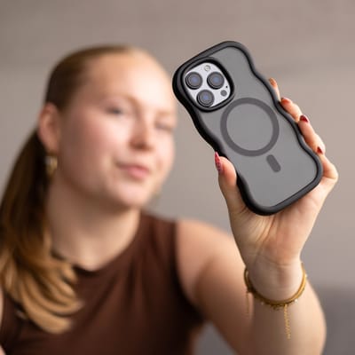 Selencia Wavy Case - Golvend Hoesje geschikt voor Apple iPhone 13 Pro - Zwart