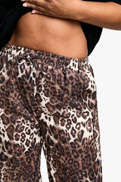 boohoo Dames Plus Leopard Geweefde Broek met Wijde Pijp | Luipaardprint | Maat: 44