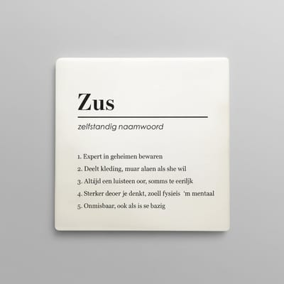 Zus Definitie Tegel 15x15 cm – Grappige Zus Quote Keramische Decoratieve Tegel Cadeau