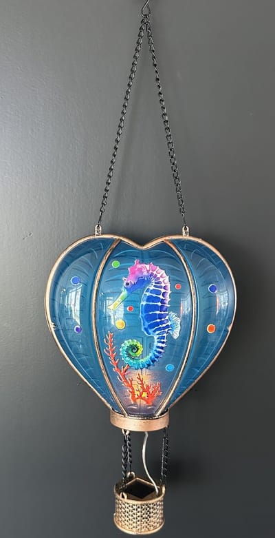Decoratieve solarlamp hart met luchtballon " met flame LED " - Zeepaardje print blauw - kunststof - hangend model - hoogte 46 x 16 x 9.5 cm - Tuindecoratie - Tuinverlichting