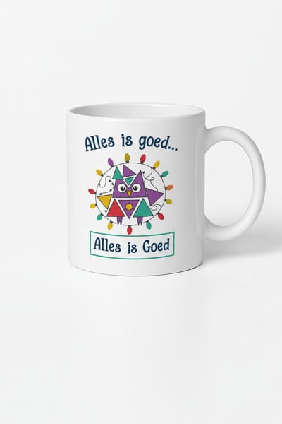 Alles Is Goed Uil Kerstmok 330ml – Witte Keramische Koffiemok met Feestelijke Lichtjes Design – Grappig Nederlands Feestdagen Cadeau