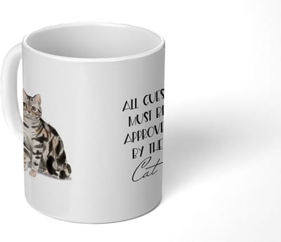 Mok - Koffiemok - Quotes - Katten - Spreuken - All guests must be approved by the cat - Mokken - 350 ML - Beker - Koffiemokken - Theemok - Mok met tekst