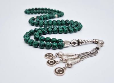 Handgemaakte tesbih "Tasbih" natuursteen "Malachiet" - Aantal kralen 99 - Diameter kralen 8MM - met metaal tassel "Vlag van Turkije" - Een mooi cadeau-idee
