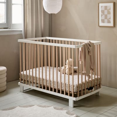 Petite Amélie Ledikant hout 60x120 cm - Inklapbaar baby bed perfect voor beperkte ruimtes - 3 Hoogte instellingen van Lattenbodem - Stevig Massief Houten Bed - Wit en Naturel - Origami Collectie