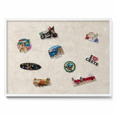 Tulup Magneetbord met Witte Frame - Romig Magneetbord Met Decoratieve Patronen - 70 cm x 50 cm - Elegante lichte steen - Magneetbord voor Reissouvenirs - Magnetisch Bord Foto Bevestiging - Design Magneetbord met Frame