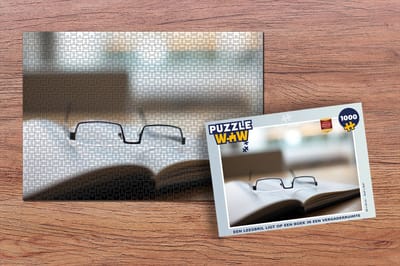 Puzzel Een leesbril ligt op een boek in een vergaderruimte - Legpuzzel - Puzzel 1000 stukjes volwassenen