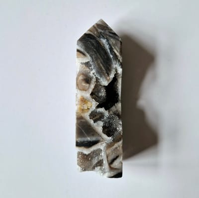 Edelsteen Druzy Sphaleriet Toren / Obelisk – Een Sprankelend Natuurschat