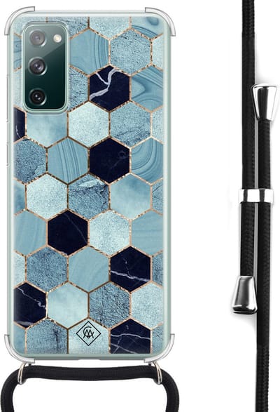 Casimoda® hoesje met koord - Geschikt voor Samsung S20 FE - Blue Cubes - Afneembaar koord - Siliconen/TPU - Blauw