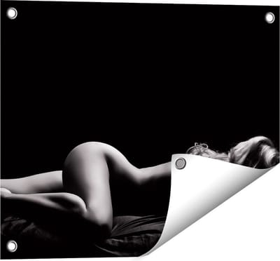 Gards Tuinposter Vrouw Naakt in Bed - Erotiek - Zwart Wit - 50x40 cm - Tuindoek - Tuindecoratie - Wanddecoratie buiten - Tuinschilderij