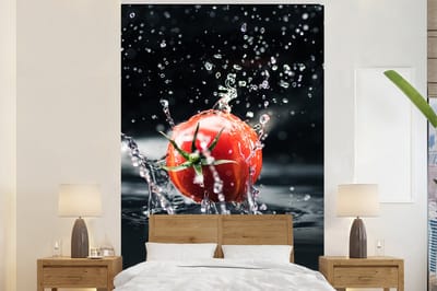 Behang - Fotobehang Tomaat - Groente - Stilleven - Water - Rood - Breedte 200 cm x hoogte 300 cm