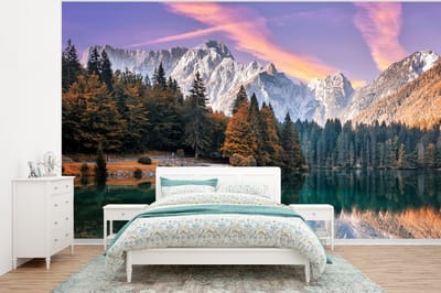 Behang - Fotobehang Bergen - Bos - Water - Lucht - Roze - Paars - Breedte 320 cm x hoogte 240 cm