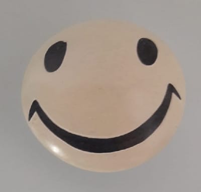 Nog meer sfeer in uw woonomgeving met deze prachtig handgemaakte smiley! Een bijzondere smiley gemaakt van speksteen, een zachte natuursteen. Vind een gezellig plekje in je huis, serre/tuinkamer of in de werkkamer. Voor uzelf of Bestel Een Kado.