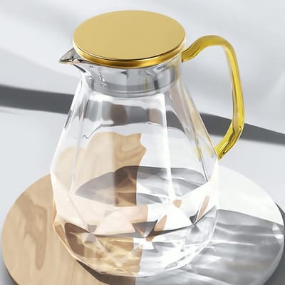 QTTVBTNA – 1 Stuk Glazen Waterkaraf met Houten Deksel – Waterkan - Diamant Design Karaf met Handvat – Hittebestendige Glaskan – Geschikt voor Water, IJsthee, Melk en Koffie – Duurzaam, Modern & Ideaal voor Dagelijks Gebruik en Serveren – 1.8 Liter