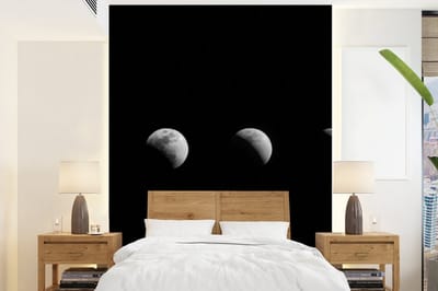 Behang - Fotobehang Zwart - Wit - Maan - Maanfase - Ruimte - Breedte 165 cm x hoogte 220 cm