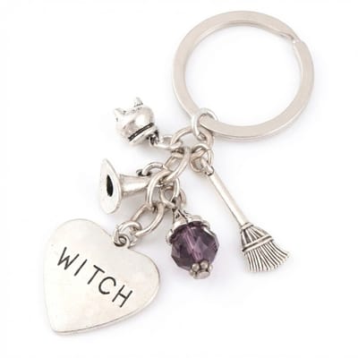 Zilverkleurige sleutelhanger met bedels en ring – witch charm sleutel hanger – decoratieve keychain met bezem, hart hanger en kralen detail