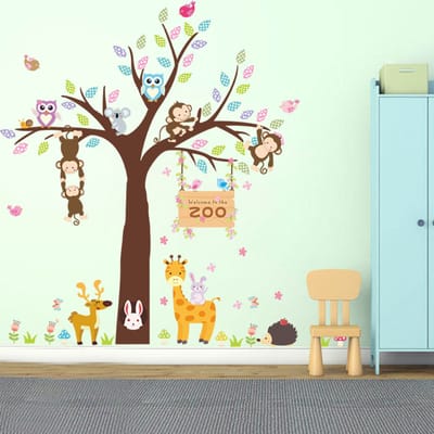 Muurstickers, decoratieve zelfklevende afbeeldingen van een dierentuin met een gigantische boom, apen, uilen en giraffen.