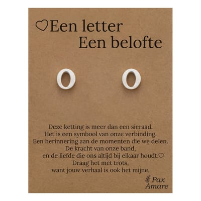 Initiaal Oorbellen met Letter O op Cadeau Kaartje - Een letter, een belofte - Zilverkleurig - Naam Sieraad Cadeau - Roestvrij Staal Oorknopjes - Pax Amare