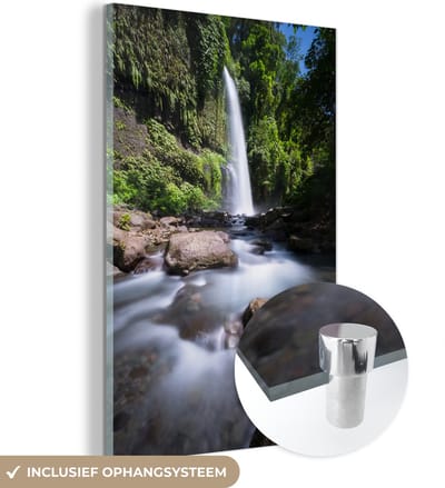® Glasschilderij 120x180 cm - Schilderij acrylglas - Wilde waterval in het Nationaal park Gunung Rinjani in Indonesië - Foto op glas - Muurdecoratie woonkamer - Wanddecoratie slaapkamer - Schilderijen