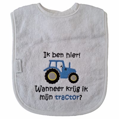Witte slab met "Ik ben hier! Wanneer krijg ik mijn tractor?" - blauwe tractor - lief, kraamcadeautje, cadeau, babyshower, blauw