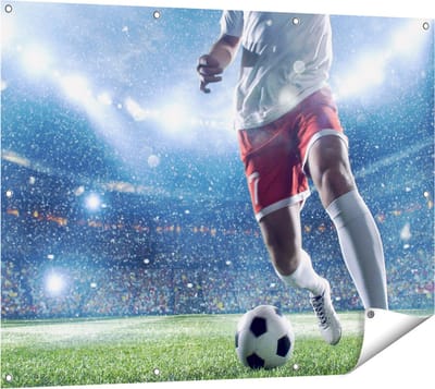 Gards Tuinposter Voetbal Speler met de Bal in een Druk Stadion - 120x90 cm - Tuindoek - Tuindecoratie - Wanddecoratie buiten - Tuinschilderij