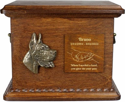 Persoonlijke urn voor hondenas van Deense Dog met gravure en reliëf