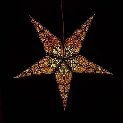 Kerstster papier met verlichting - 60 cm diameter, 24 cm diep - Kerst ster voor binnen - Goa Zwart Oranje Geel - FSC papier - Incl. 3 m. snoer met stekker, schakelaar en E14-fitting - Kerst Raam decoratie - Kerstversiering - Kerstverlichting