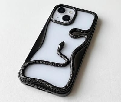 Zwart slang design telefoon hoesje geschikt voor iphone 15 plus dames en heren met 3D reliëf slang detail, zachte TPU backcover met electroplating rand en effen kleur afwerking