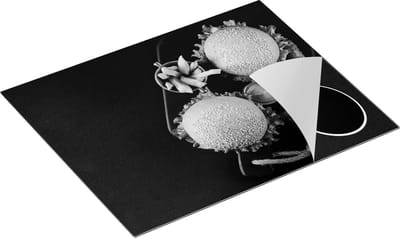 Chefcare Inductie Beschermer Hamburgers met Patat op een Zwarte Marmeren Plaat - Zwart Wit - 65x50 cm - Afdekplaat Inductie - Kookplaat Beschermer - Inductie Mat