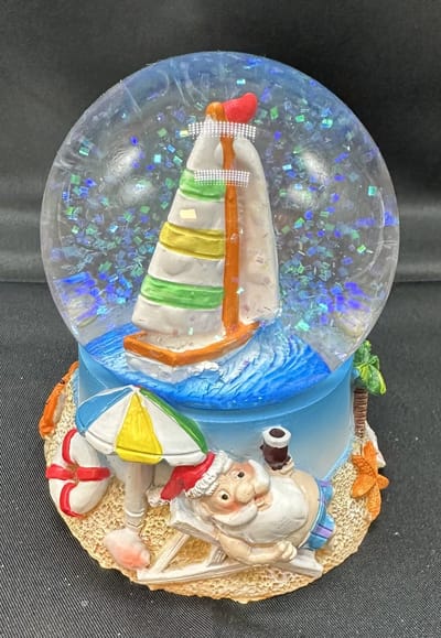 Glitterbol met tropische Kerstman + zeilboot - Meerkleurig - Hoogte 9 x dia 7 x 8 cm - Polyresin + Glazen bol - Kerstdecoratie - Kerstversiering - Woonaccessoires