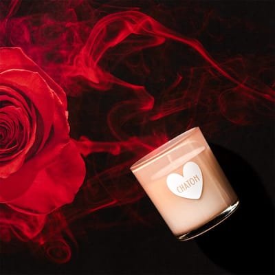 Romantische Geurkaars 'Chaton' met Verrassingssieraad - ø 7 x 8 cm - Luxe Geschenkset - Magnolia Geur - Perzikroze Design - Valentijn Cadeau - Roze