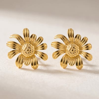 Lundholm Marguerite Oorbellen Dames Goudkleurig - Happy Daisy Statement Oorbellen Bloemen Sieraden - Premium Stainless Steel - Bloem Madeliefje Oorstekers Goud PVD - Vrouwen Cadeautjes Cadeau voor Haar - Scandinavisch Design