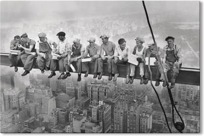 Canvas Schilderij Lunch atop a Skyscraper - 90x60 cm