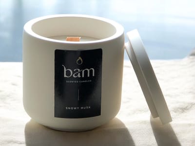 BAM Kaarsen Snowy Musk Geurkaars – Zonnebloemwas – Houten Lont – Wit Rond Potje met Deksel – 140 g
