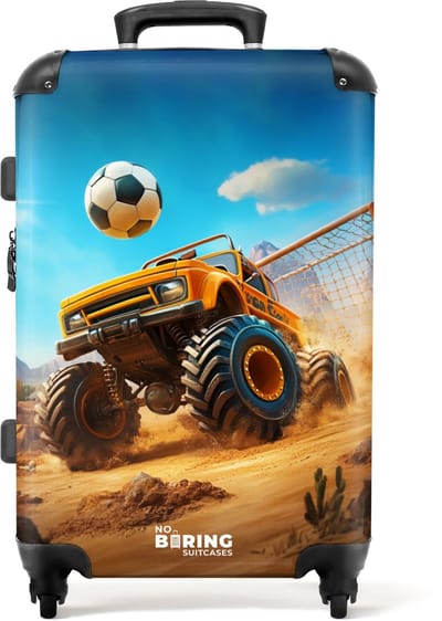 NoBoringSuitcases.com® - Kinderkoffer jongen - Kindertrolley jongens - Monstertruck scoort goal in woestijnstadion - Koffer kind groot - Rolkoffer lichtgewicht - Reiskoffer met 4 wielen - Grote trolley XL - 20 kg bagage