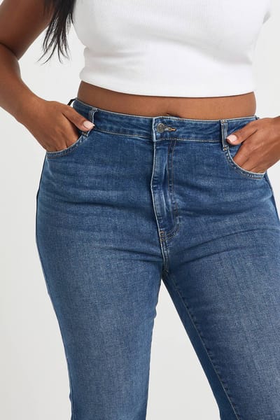 boohoo Dames Plus High Waist Billenlifting Uitlopende Jeans | Medium Gebleekt | Maat: 26/30L