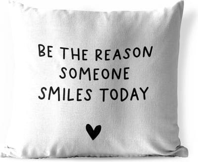 Buitenkussen Weerbestendig - Engelse quote "Be the reason someone smiles today" met een hartje tegen een witte achtergrond - 50x50 cm
