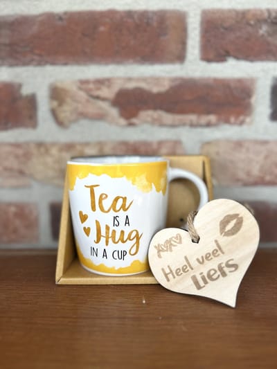 Creaties van hier – Mok Tea is a hug met houten hartje – porselein – 9 cm – cadeau