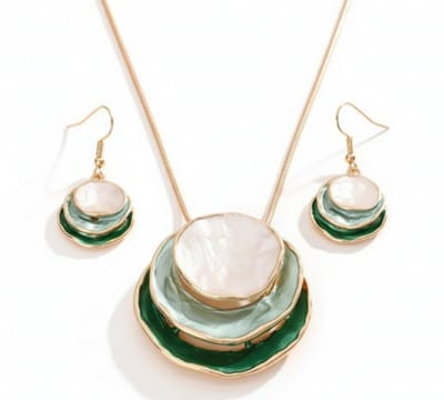 Goudkleurige ketting met ronde hanger en oorbellen voor dames – set met meerlaagse schijven in groen en wit
