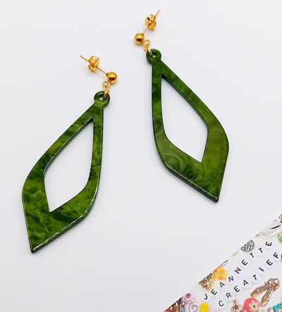 Jeannette-Creatief® - Resin - Puntig Groen & Goud - Groene Oorbellen - Olijfgroen - Olivegreen - Groen - Olijf - Groene Oorbellen - Olijfgroen - Groen - Oorbellen - Dames Oorbellen - Oorhangers - Sieraden - Herfstlook