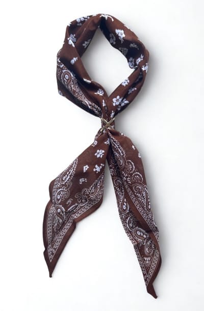 brown scarf with Bandana print - bruin sjaaltje - Paisley sjaaltje - Sjaaltje met print - bandana met print - haarband - bandana - vierkant sjaaltje met print - bandana sjaaltje - mini sjaal - sjaaltje over broek - bandana print